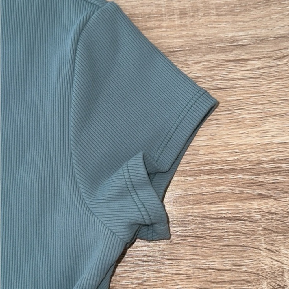 Alo Yoga Ribbed Cropped Short Sleeved Blue Splash Top T-Shirt - Picture 3 of 7